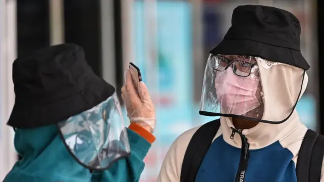 Пассажиры на станции в Ухани