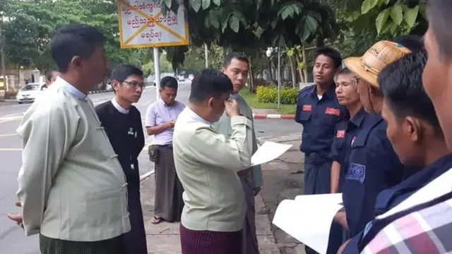 ဗီနိုင်းကိုင်ပြီး ရပ်နေတာ ဥပဒေနဲ့မညီလို့ လာပြီးသတိပေး