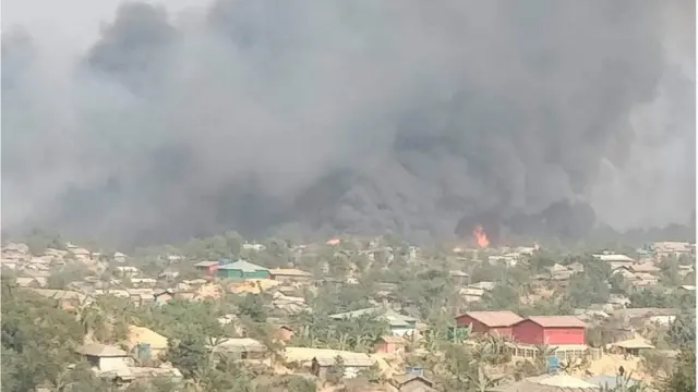 সেখানে দুশোর মত ঘর রয়েছে বলে স্থানীয়রা বলছেন