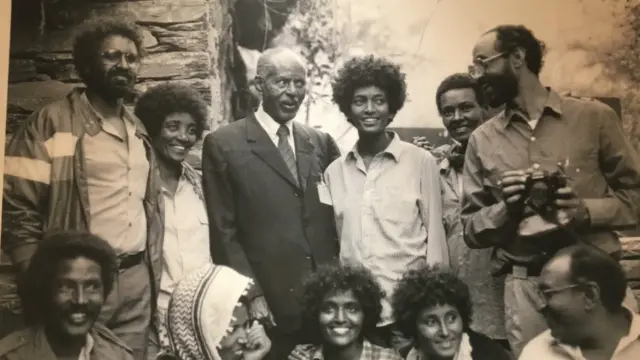 ኣቶ ወልደኣብ ወልደማርያም ምስ ተጋደልቲ ህዝባዊ ግንባር ኣብ ሳሕል፡ 1987