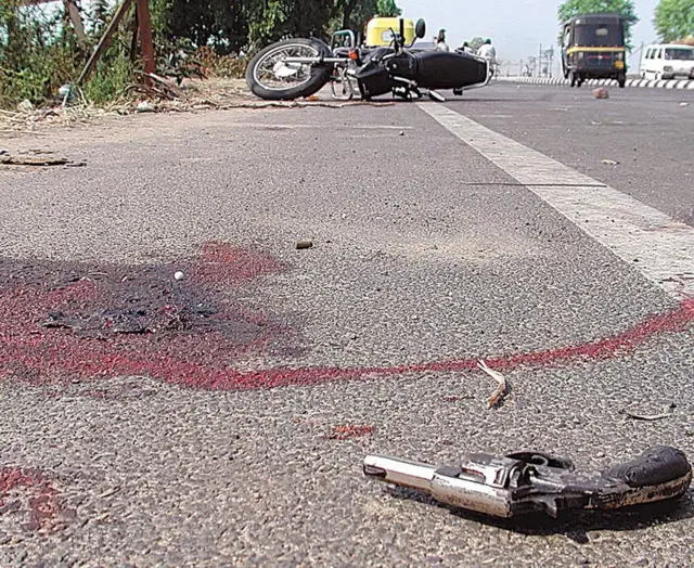 ગુજરાતમાં નકલી પોલીસ ઍન્કાઉન્ટરો થયાં, પોલીસ અધિકારીઓ અને રાજકારણીઓની સંડોવણી.