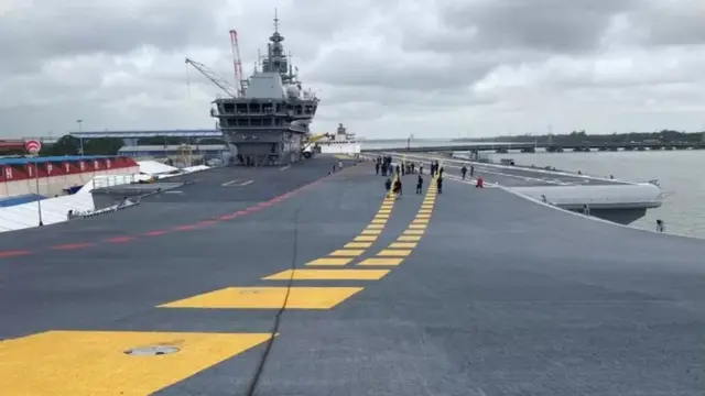 અન્ય યુદ્ધજહાજની સરખામણીએ વિમાનવાહક યુદ્ધજહાજની સારી વાત એ છે કે જ્યાં જરૂર પડે ત્યાં આ જહાજ આખું ઍરફિલ્ડ લઈને ચાલી શકે છે