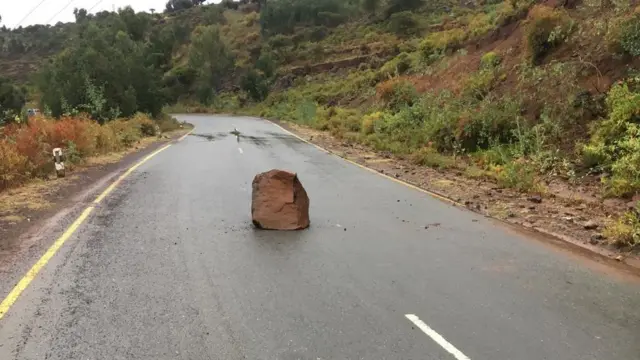 ኣብ ከባቢ ዘላምበሳ ኣንከራርዩ ወሪዱ መገዲ ዝዓፀወ ዓብዪ እምኒ