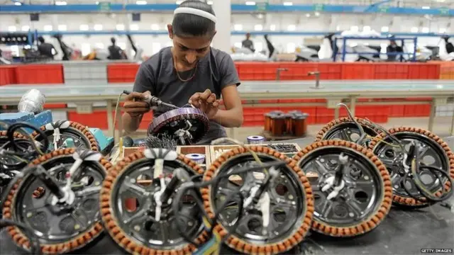 విద్యుత్ మోటార్లు తయారు చేస్తున్న యువతి