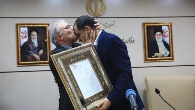 سعید نمکی (سمت چپ) وزیر بهداشت، درمان و آموزش پزشکی ایران در مراسم تودیع حسن قاضی زاده هاشمی وزیر سابق بهداشت