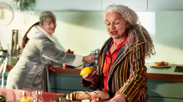 Duas mulheres idosas na cozinha