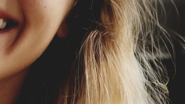 Жінка посміхається