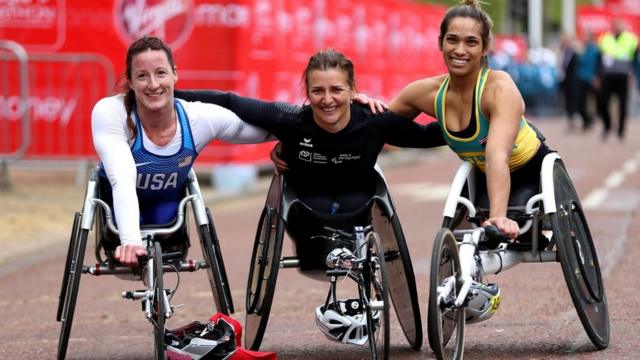Победители гонки женщин-колясочниц (слева направо): Татьяна Макфадден (США) - второе место, Мануэла Шар (Швейцария) - первое место, Мэдисон де Розарио (Австралия) - третье место