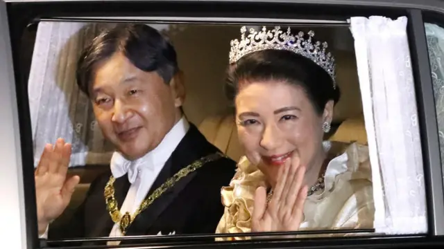 İmparator Naruhito ve İmparatoriçe Masako, törene katılanları arabalarından selamladı.