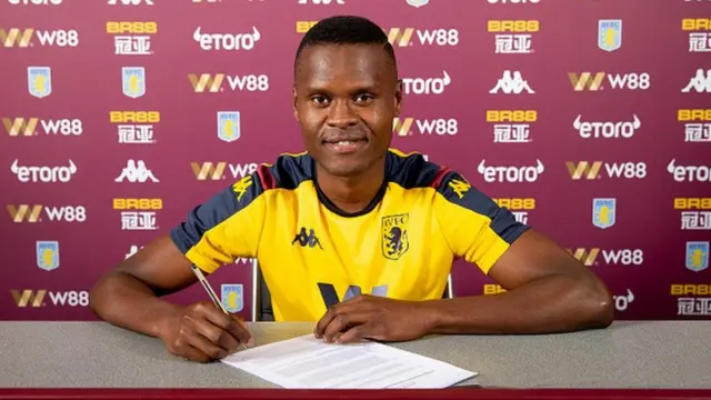 Samatta akiandikisha mkataba wa miaka minne na klabu ya Aston Villa
