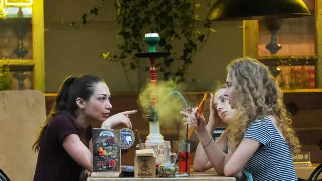 Девушки в кальянной