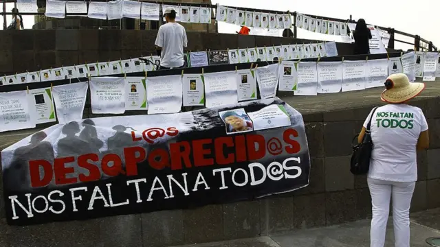 Cartel en una plaza que dice "Los desaparecidos nos faltan a todos".