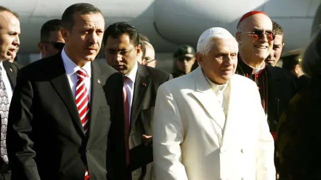 O dönem başbakan olan Recep Tayyip Erdoğan, Papa 16. Benedetto'yu Ankara Esenboğa Havalimanı'nda karşılamıştı. (28 Kasım 2006)