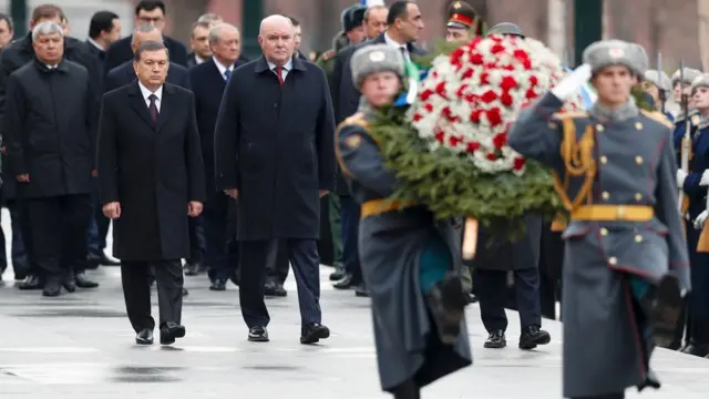 Номаълум аскар қабрига гул қўйиш