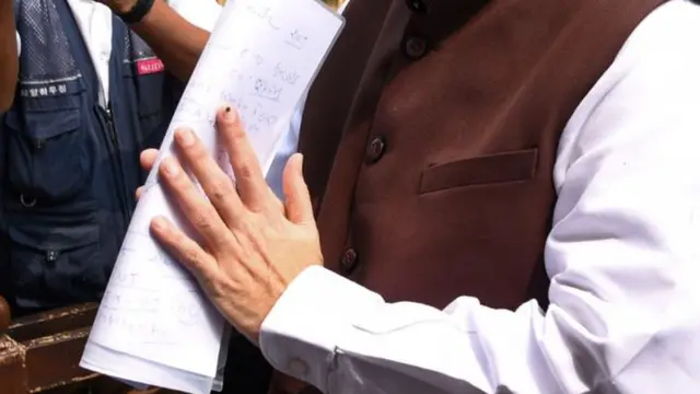 ગુજરાતીમાં સંસદમાં ભાષણ વિશે નોંધની તસવીર