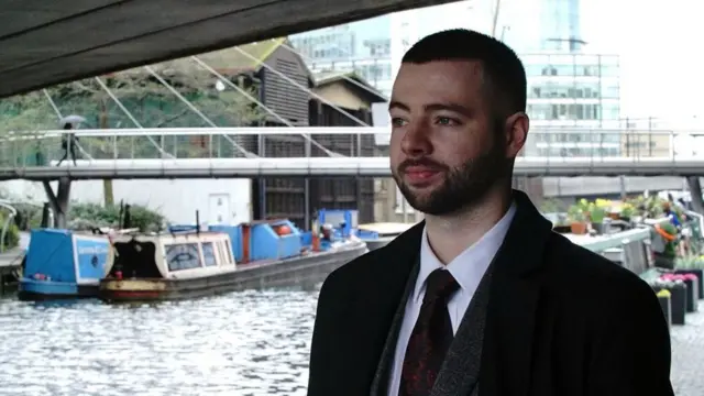 جيمس ايفانز الذي توفي والده بسبب الدم الملوث