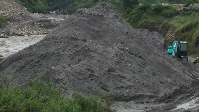 उत्खनन गरेर थुपारिएको बालुवा