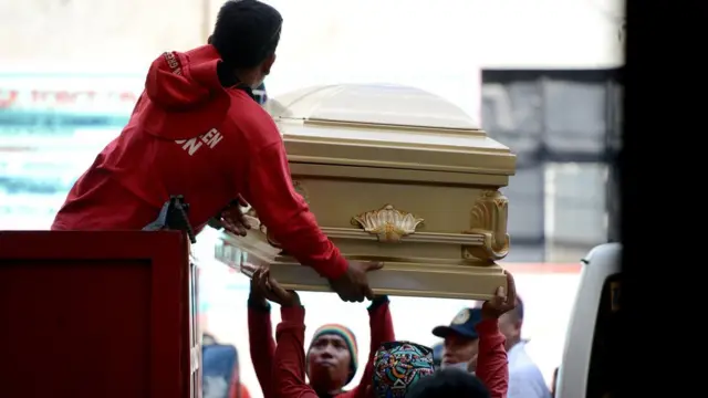 hombre carga un ataúd