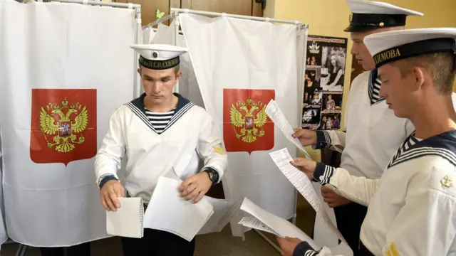 Marinos de la Flota del Mar Negro depositan su voto en el puerto de Sevastopol, Crimea