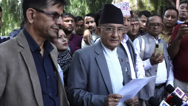 बालुवाटारमा बसेको सत्तारूढ दलहरूको बैठकको निष्कर्षबारे जानकारी दिँदै सञ्चार तथा सूचना प्रविधिमन्त्री ज्ञानेन्द्रबहादुर कार्की