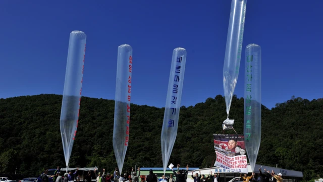 대북 전단은 2013년 파주에서 촬영된 이 사진에서처럼 주로 헬륨 풍선에 담겨 보내진다