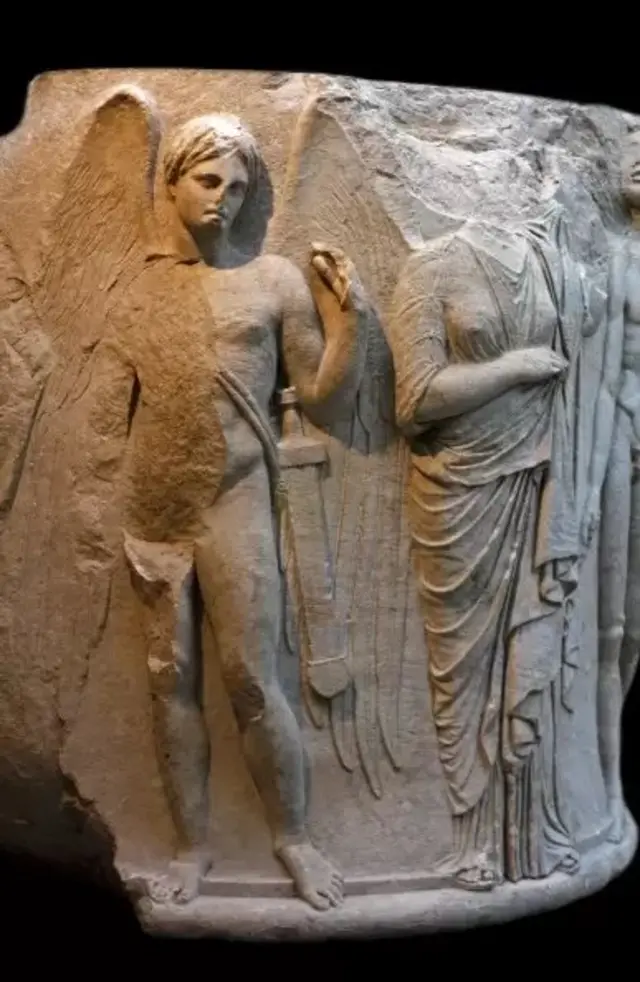 Une sculpture en marbre représentant Thanatus (à gauche), la personnification de la mort dans la mythologie grecque.