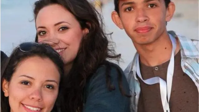 ليبيا مع أصدقاء - يظهر توفيق الذي اغتيل عام 2014 قبل أن يبلغ عمر 18