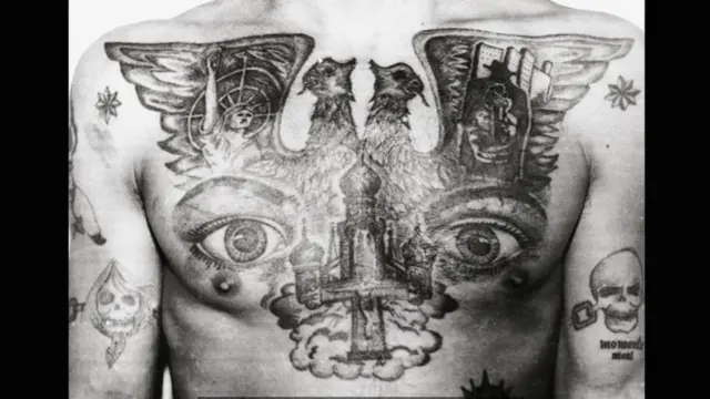 тату черный ворон и дерево - татуировка на пояснице женская фото - tatufoto.com