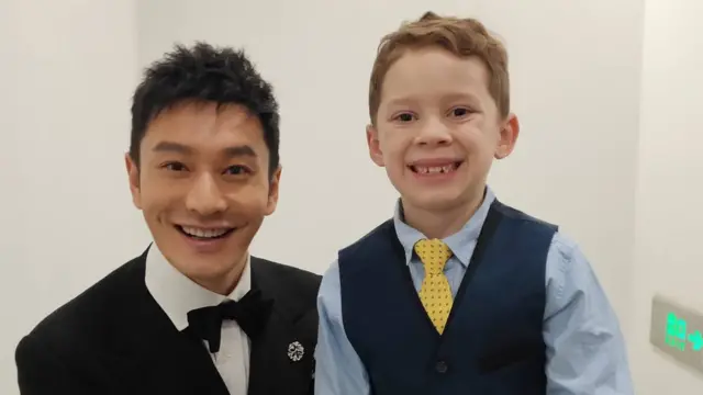 加文（Gavin）在微博之夜上与中国影星黄晓明合照。