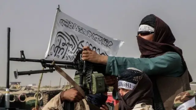 အာဖဂန်မြို့တွေမှာ ကင်းလှည့်နေကြတဲ့ တာလီဘန် တိုက်ခိုက်ရေး သမားတွေ