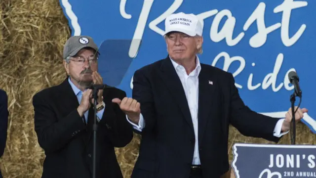 特朗普在2016年8月一场集会上与布兰斯塔德同台