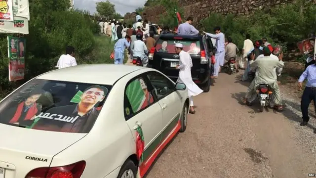 समर्थकों का काफ़िला