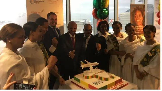 ዝምብል ምጅማር ካብን ናብን ማዕርፎ ነፈርቲ ማንቸስተር፡ ዋና ኣካያዲ ምስ ኣሳሰይቲ ኬክ እንዳቆረሱ፡ 11 ታሕሳስ 2018