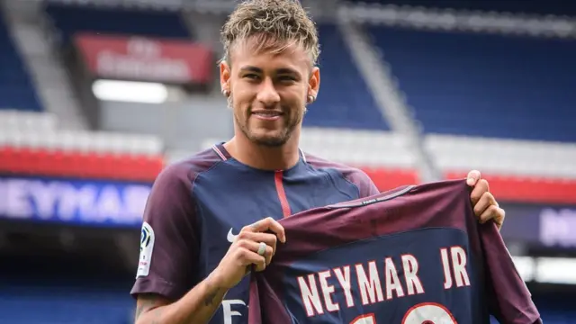 Neymar Jr. alipojiunga na Paris Saint-Germain