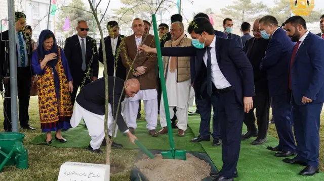 آقای غنی با غرس یک نهال در محوطه ارگ سال نو را ‍‍ آغاز کرد