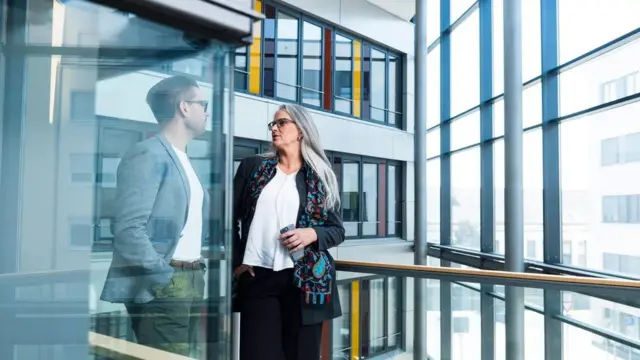 لماذا قوض العمل عن بُعد الثقة بين الزملاء؟