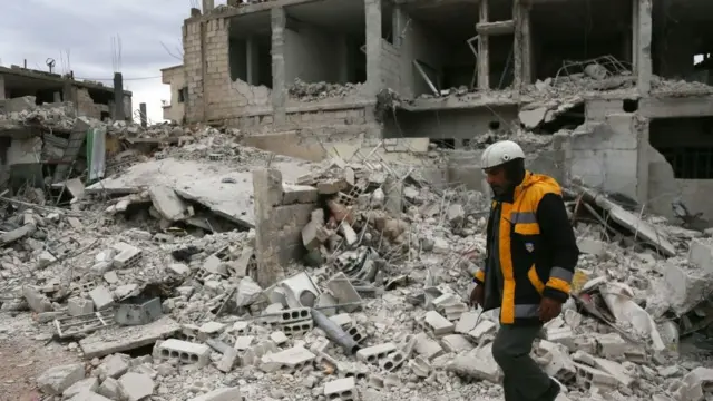 عنصر من الخوذ البيضاء