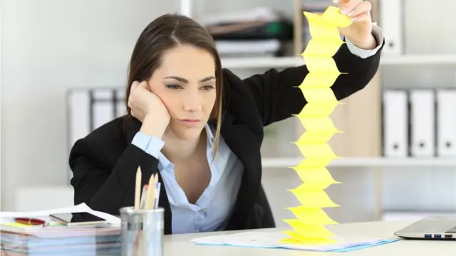 Mujer procrastinando en la oficina