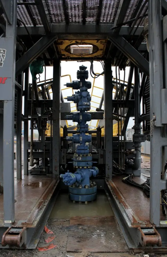 หลุมลึกที่คอยนามีเส้นผ่านศูนย์กลางเท่ากับขนาดโดยเฉลี่ยของท่อน้ำทิ้ง