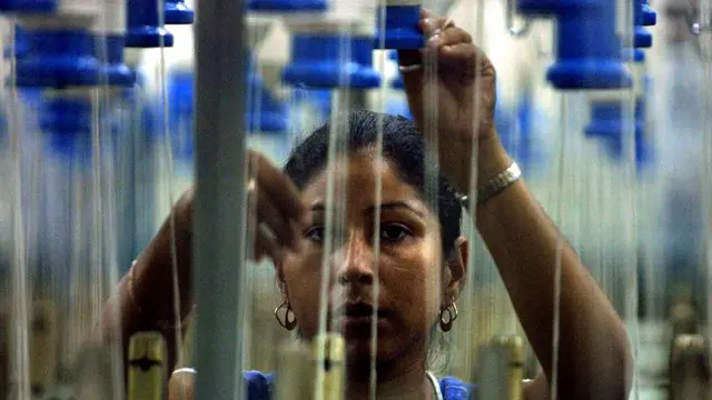 Mujer en maquila textil hondureña.