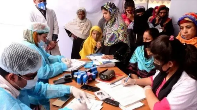 ঢাকায় করোনাভাইরাস পরীক্ষার জন্য একটি অস্থায়ী মেডিকেল ক্যাম্প