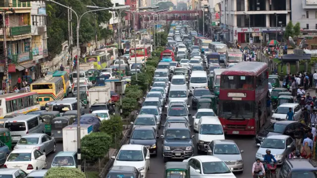 যানজটে স্থবির হয়ে পড়েছে ঢাকার নাগরিক জীবন