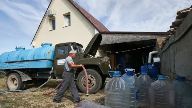 В села Симферопольского района воду доставляют на водовозах