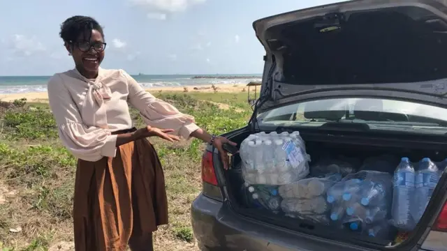 Nigeria woman wey dey show plastic.