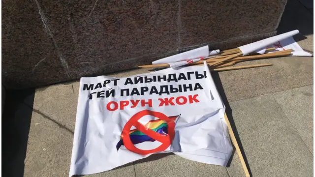 Митингге келгендердин аянтка ыргытып кеткен плакаттары