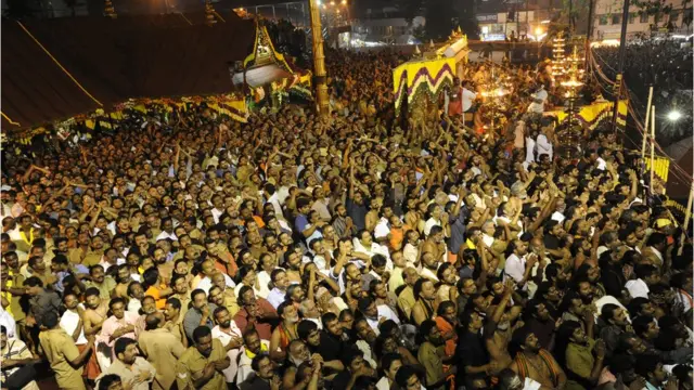 சபரிமலை கோயிலில் பக்தர்கள்.