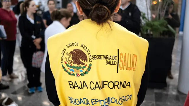 Integrante de la brigada de epidemiología de la Secretaría de Salud en un aeropuerto.