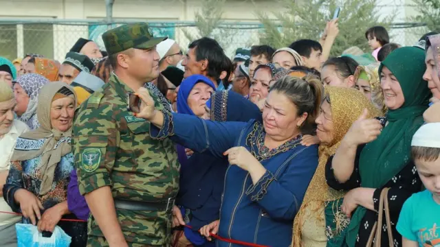 Кыргызстан менен Өзбекстандын ортосундагы чек арадагы "Достук" өткөрмө бекетиндеги бир тараптуу киргизилген чектөөлөр алынды.