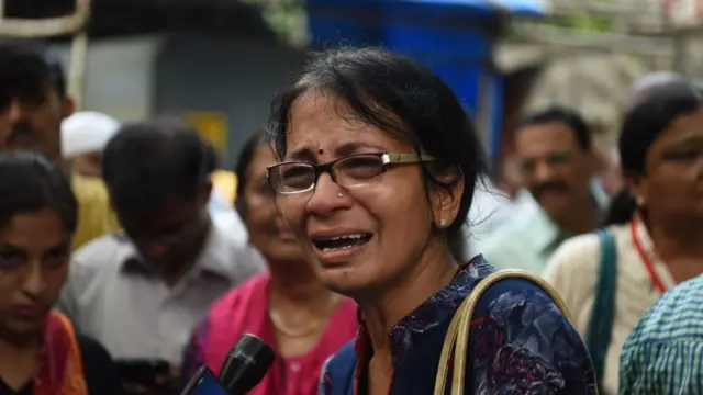 மும்பை ரயில் நிலையத்தில் கூட்ட நெரிசலில் சிக்கி 22 பேர் பலி; 39 பேர் காயம்