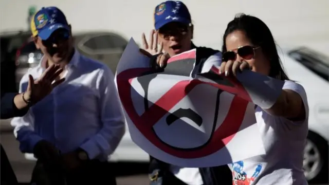 Кўплаб венесуэлаликлар Николас Мадуро ва унинг ҳукуматини иқтисодий инқирозда айбдор деб билади